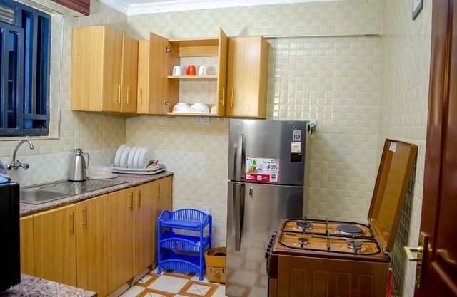 Romantic Kenyan family-sized apartment w/hot tub-20 min from the CBD.