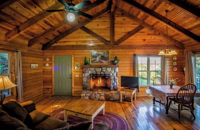 Lake view Honeymoon Log Cabin