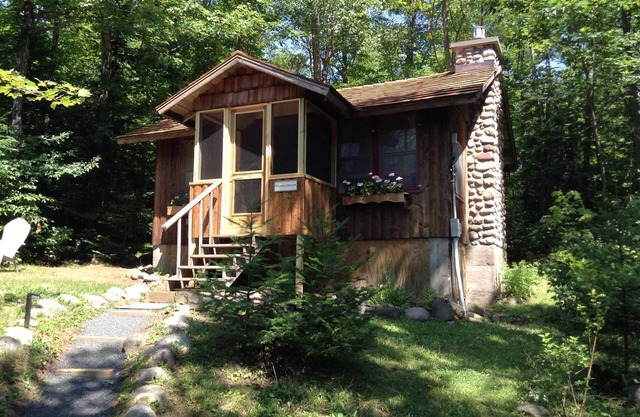 Log Cabin romántica Ubicado en boscosas Marco en el lago Wilipyro