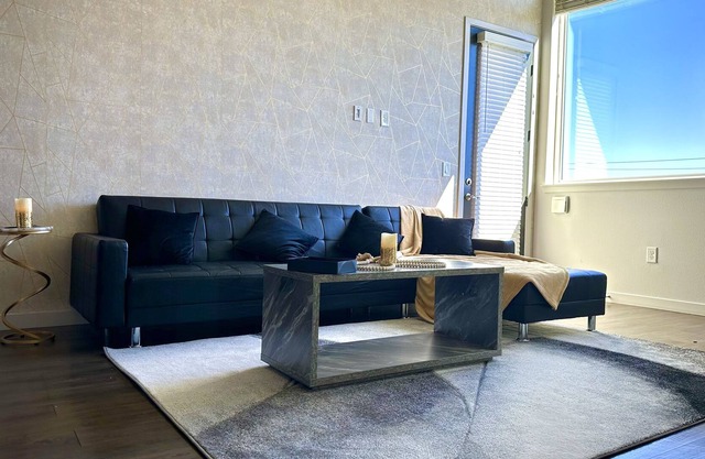Romantic Luxury Condo! Stylish and spacious!