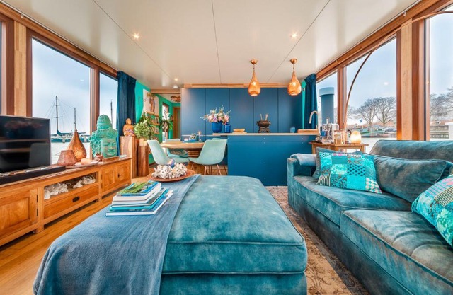 Romantic Luxury Eco-Friendly Lakefront Houseboat