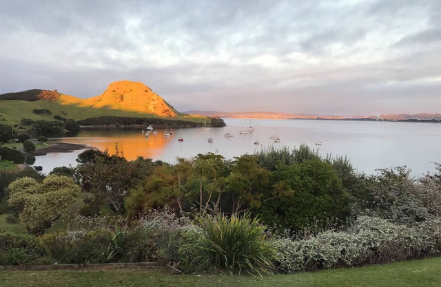 * Nuevo listado * Casa frente a la playa en Urquharts Bay, Whangarei Heads. Mascota amigable