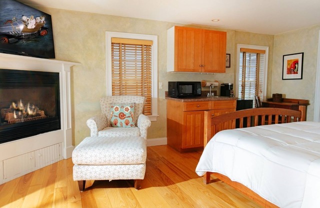Romantic Queen Room with Balcony, Fireplace & Monument Views - Downtown Provincetown