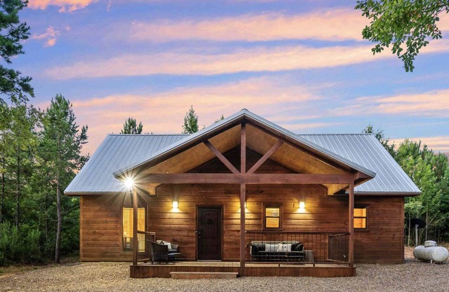 Romantic Retreat Hot Tub Fire Pit S’mores & Firewood Incl Dog Friendly