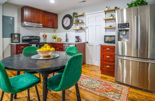 Romantic Riverbend Condo C - sleeps 4 & only 1 mile to Huntsville City