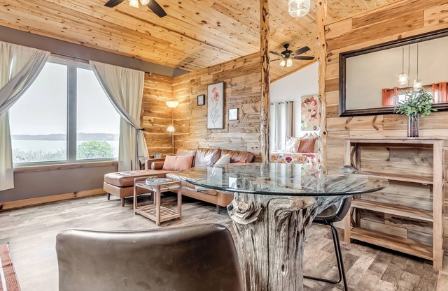 Luxury Tree View Treehouse para 2 * Privacidad * Jazcuzzi Tub * Perfect Lake Getaway