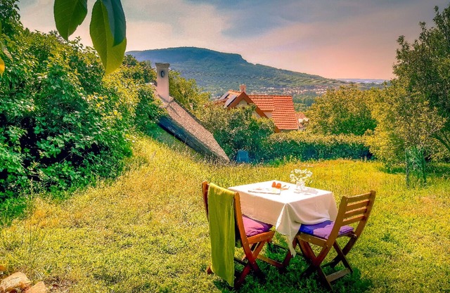 Romantic & rustic farmhouse on Lake Balaton. Pet friendly!