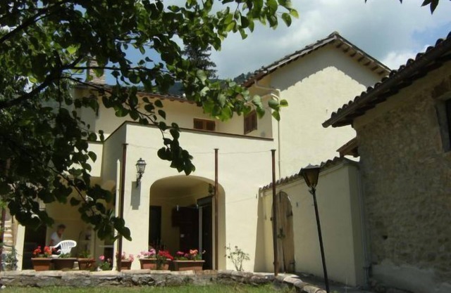 Casa sola romántica en el país con jardín y un completo equipamiento