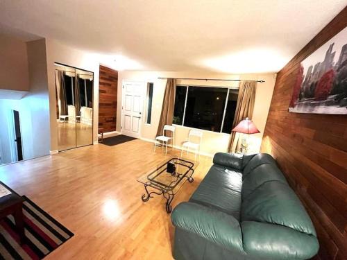 Romantic Stay in Beautiful House near Restaurants, Shopping & Transit C1
