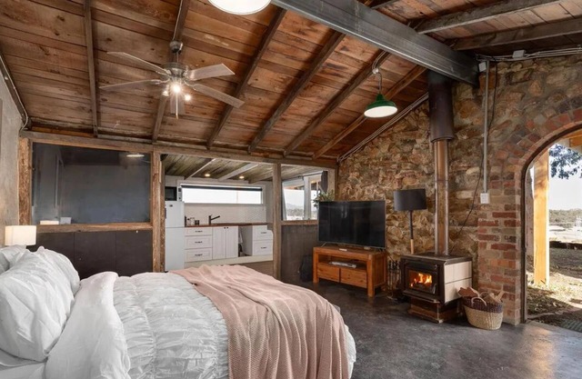 Romantic Stone Cottage with endless views over the Yarra Valley