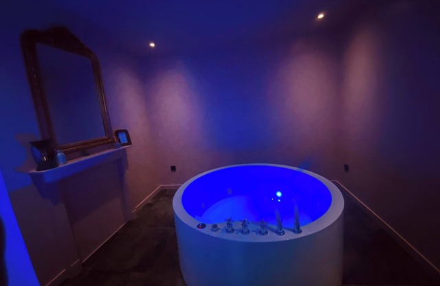 Romantic Suite "Love Room" with Jacuzzi