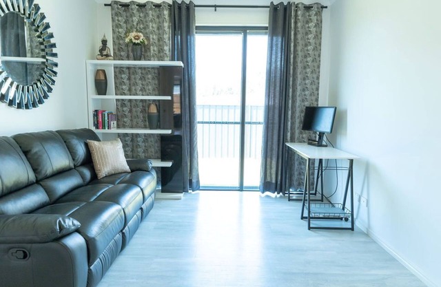 Romantic Suite - Private Entrance, Bathtub, TV