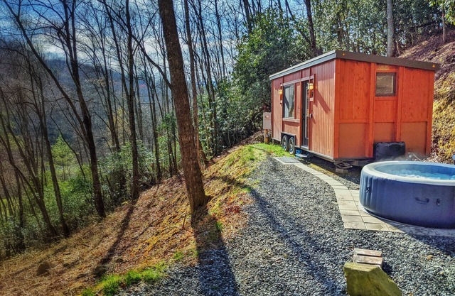 "Little Red" Adorable + Casa pequeña romántica con FirePit
