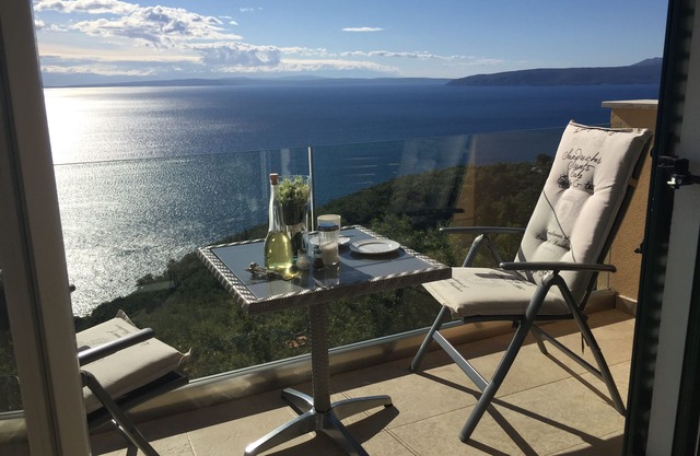 Super apartamento con piscina, vista al mar, chimenea y wifi en Medveja, Croacia