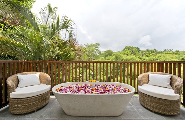Villa romántica con vistas a la selva y al río