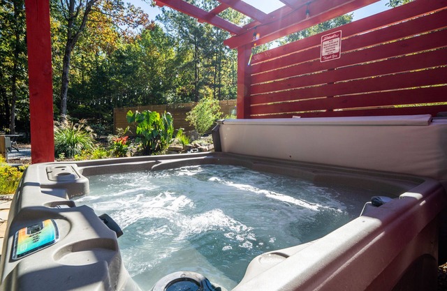 Romantic Waterfall cabin-Hot Tub-Coffee & Tea Bar-Fire Pit