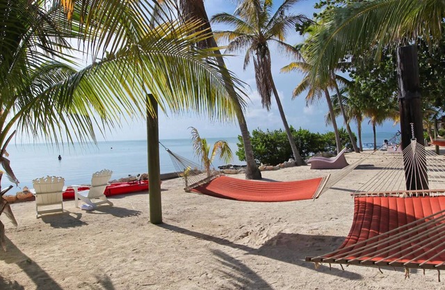 Romantic Waterfront King: Balcony, Private Porch, Pool, Paddleboards & Beach!