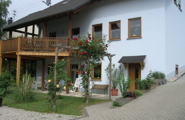 Romántico pueblo vinícola, amplia y tranquila terraza orientada al sur, senderos panorámicos de Moselle, sauna jardín