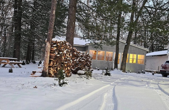 Romantic woodland cottage vacation rental in Baldwin. Pet friendly!