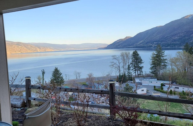 Romántico entorno durante todo el año con vistas al lago Okanagan con bañera de hidromasaje.