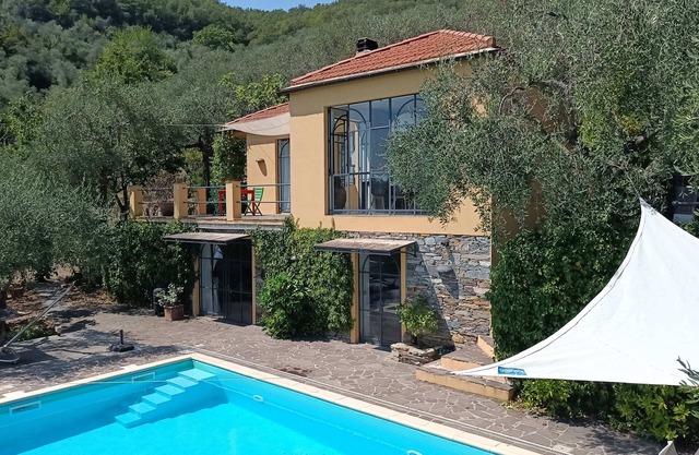 Romantisches Landhaus mit Panoramapool Inmitten Unberührter Natur