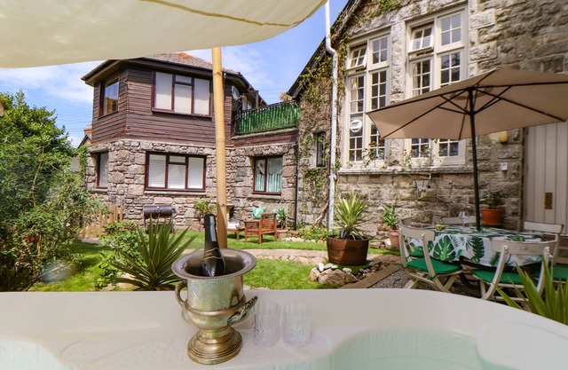 RONCON'S VILLA, pet friendly, with hot tub in Goldsithney