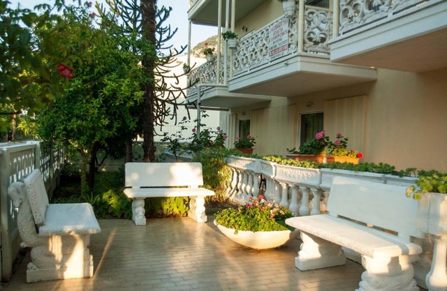 Ronzi Apartments