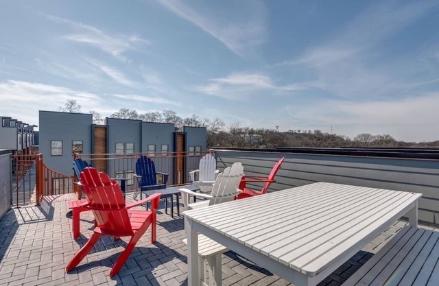 Roof Deck | Garage Parking | 10 Mins to Broadway