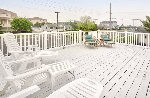 *ROOF TOP DECK* near Shark Park!