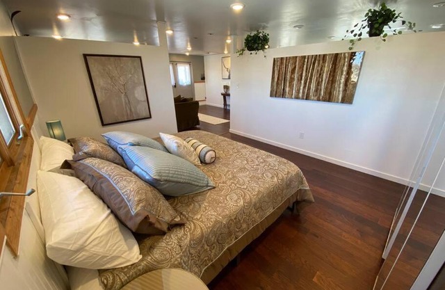 Roof-top stay, king-size bed, views of Loveland