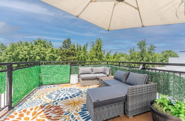 Luxe City Retreat/ Rooftop Deck Getaway/H St/Union Station/Union Market