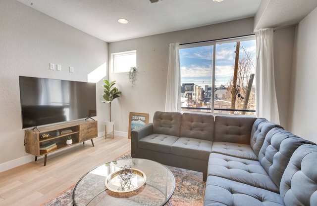 Mountain-View Rooftop Deck: Denver Townhome