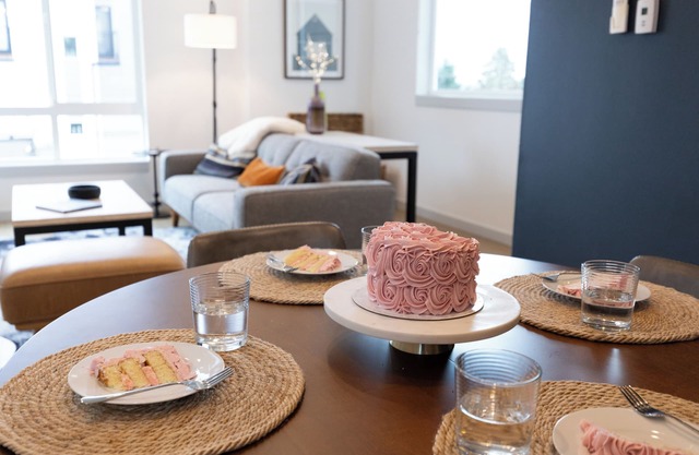 Rooftop Deck! King Bed! AC, Restaurants/Pubs, Pet-Friendly