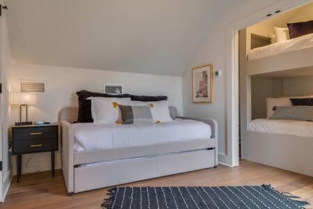 Rooftop Retreat Close to Downtown