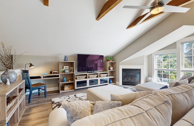 Rooftop studio with gas fireplace, WiFi, central AC - near restaurants/wineries