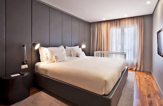 Rooftop Sundeck, Jacuzzi, Pet-friendly, Private Parking at Altis Prime