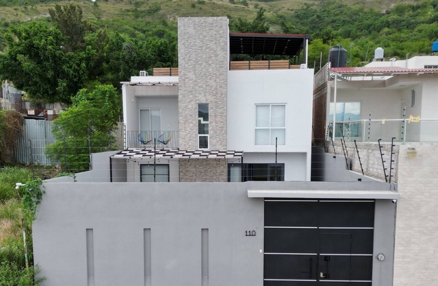 Rooftop w/ mountain view & Waterfall pool. 7min to airport -15min to downtown