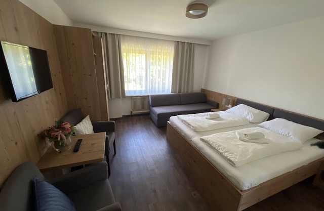 Room 06 / 3bed without balcony - Pension Alpina