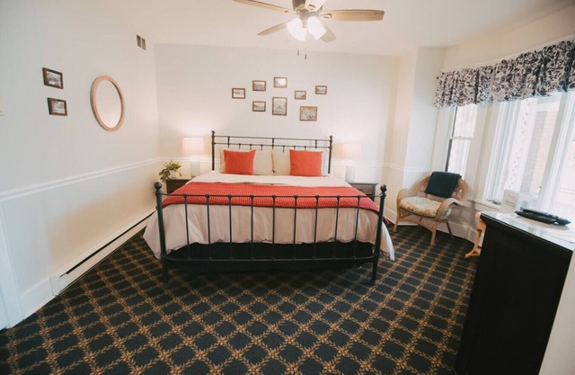 Room #1 · Goldsmith's River Front Inn - Clark Fork Suite