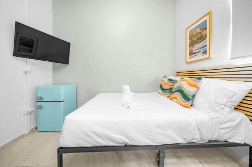 Room 2 Stylish Escape by Calle Cerra Art