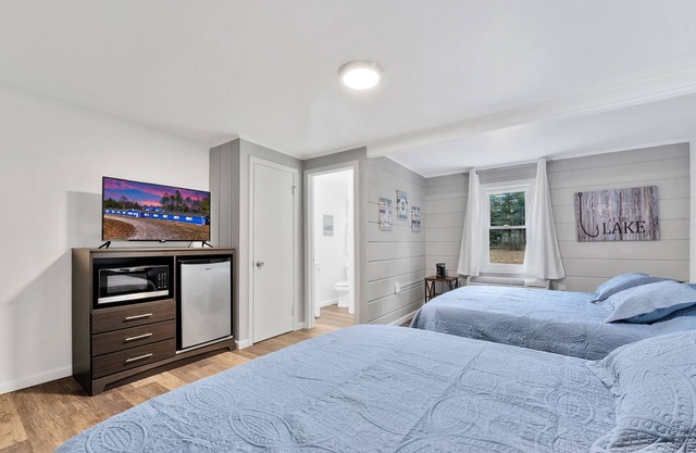 Room #3: Updated Suite w/2 Queen Beds