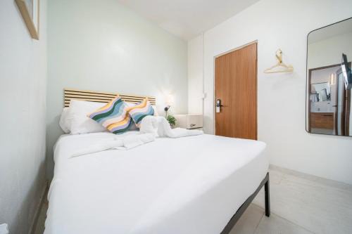 Room 3 Vibrant Walkable Hub in Santurce