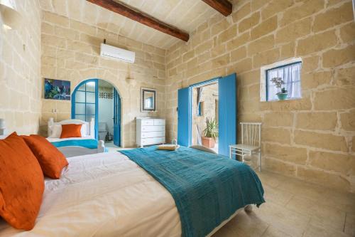 Room 4 - Family room x 3 by Solea