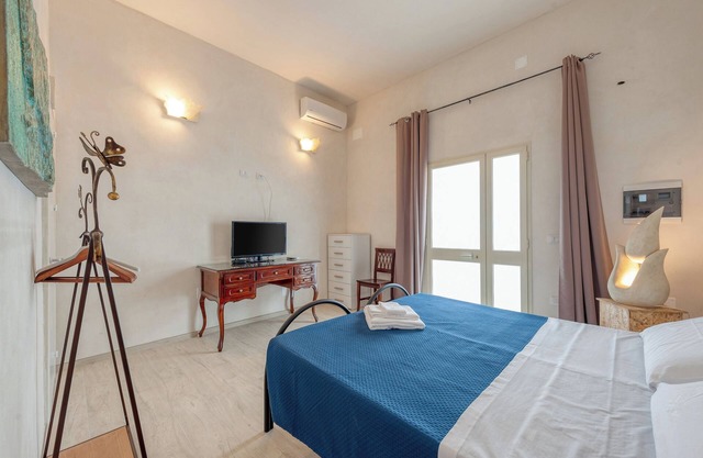 Habitación 'Anghelos - Piromafu' con terraza compartida, Wi-Fi y aire acondicionado.
