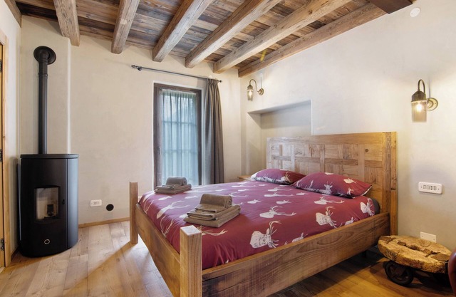 Habitación 'Camera 2' con vistas a la montaña, Wi-Fi y aire acondicionado.