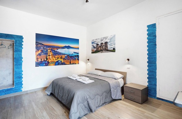 Habitación 'Camera Amalfi Con Vista Montagna' con vistas a la montaña, Wi-Fi y aire acondicionado.