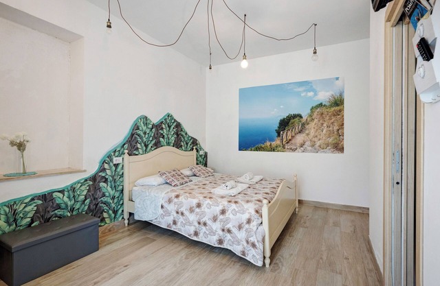 Habitación 'Camera Sentieri Con Vista Vesuvio' con vistas a la montaña, Wi-Fi y aire acondicionado.