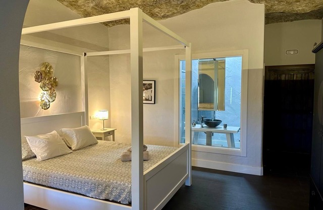 Habitación 'Cueva 2' con vistas a la montaña, piscina privada y Wi-Fi