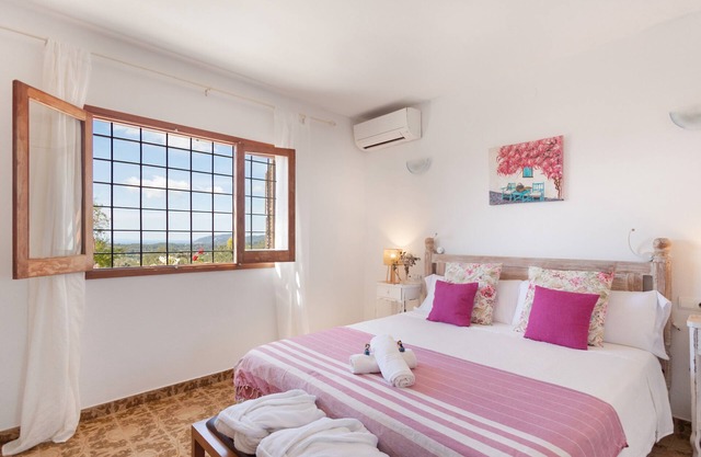 Habitación 'Cerezo' con vistas a la montaña, Wi-Fi y aire acondicionado.