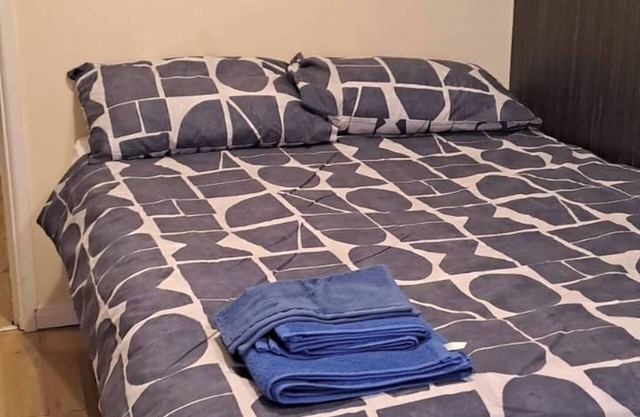 Room-charming Leicester Guest Room With